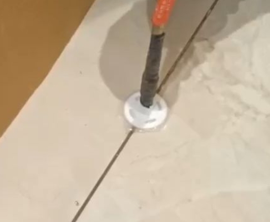 曲松瓷砖空鼓维修公司专业解答瓷砖在铺贴过程中，如果没有涂抹均匀到位的粘结材料（如水泥砂浆或瓷砖胶），可能会导致以下问题